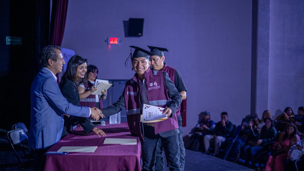 Más de 200 maestros fortalecen la educación digital comunitaria con apoyo de Microsoft